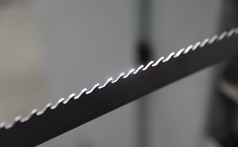 克孜勒苏柯尔克孜双金属带锯条产生切削噪音的原因具体有哪些？